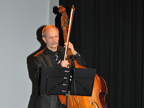 Sergey Shkil contrabajista titulado del Grupo Elegia Concierto en centro Civico. Sergey Shkil contrabajista titulado del grupo Elegia para conciertos, bodas y qualquier tipo de eventos en Zaragoza