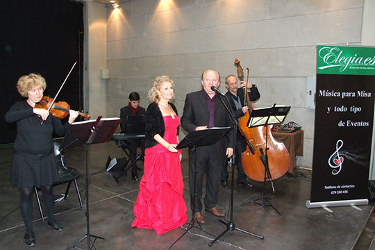 Grupo Elegia con Duo de cantantes en Euro Novios. Zaragoza Musicos de Zaragoza para conciertos, bodas y todo tipo de eventos. www.elegia.es Tel.679 590 436
