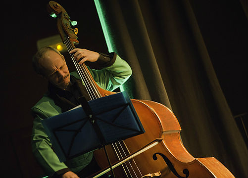 Sergey Shkil contrabajista titulado del Grupo Elegia Espectaculo con Almozandia. Sergey Shkil contrabajista titulado del grupo Elegia para conciertos, bodas y qualquier tipo de eventos en Zaragoza