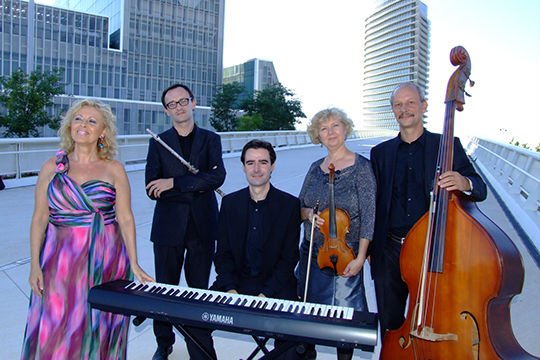 Virginia Talayero con el Grupo Elegia frente del Torre del Agua Musicos de Zaragoza para conciertos, bodas y todo tipo de eventos. www.elegia.es Tel.679 590 436