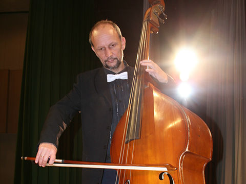 Sergey Shkil contrabajista titulado del Grupo Elegia Sergey Shkil contrabajista titulado del grupo Elegia para conciertos, bodas y qualquier tipo de eventos en Zaragoza