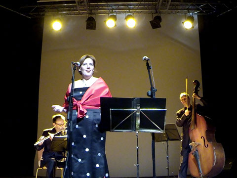Sonia Acebes con Grupo Elegia. Concierto del Año Nuevo en Estacion del Norte. Zaragoza Musicos de Zaragoza para conciertos, bodas y todo tipo de eventos. www.elegia.es Tel.679 590 436