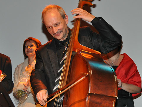 Sergey Shkil contrabajista titulado del Grupo Elegia Centro civico de Zaragoza. Sergey Shkil contrabajista titulado del grupo Elegia para conciertos, bodas y qualquier tipo de eventos en Zaragoza