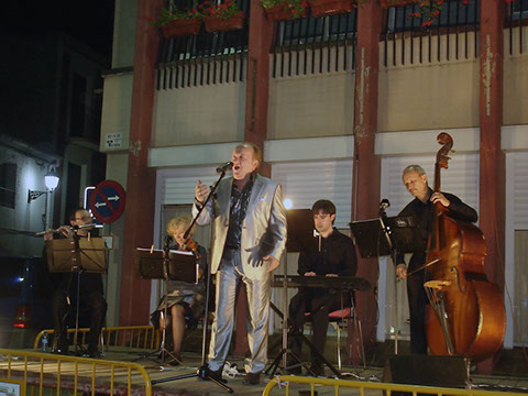 Ramon La Voz con el Grupo Elegia en Concierto Musica sin Fronteras. www.elegia.es.02 Musicos de Zaragoza para conciertos, bodas y todo tipo de eventos. www.elegia.es Tel. 679 590 436