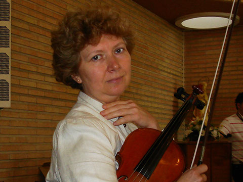 Natalia Shkil. Solista Violinista, profesora titulada. www.elegia.es.09 Natalia Shkil violinista titulada del grupo Elegia. En una boda Iglesia.Musicos para conciertos bodas y qualquier tipo de eventos en Zaragoza