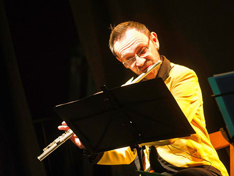 Mikjail Shkil solista flautista del Grupo Elegia Espectaculo con Almozandia. Mikhail Shkil flautista titulada del grupo Elegia para conciertos, bodas y qualquier tipo de eventos en Zaragoza