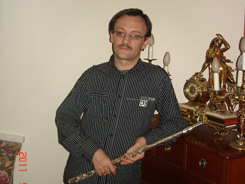 Mikhail Shkil Flautista titulado del Grupo Elegia Academia de musica Armenia. Mikhail Shkil flautista titulada del grupo Elegia para conciertos, bodas y qualquier tipo de eventos en Zaragoza