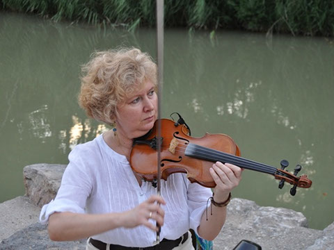 Natalia Shkil. Solista Violinista, profesora titulada. www.elegia.es.06 Natalia Shkil violinista titulada del grupo Elegia En Un concierto en bar terraza Corazon Verde de Zaragoza