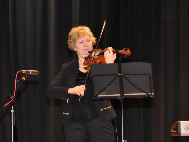 Natalia Shkil. Solista Violinista, profesora titulada. www.elegia.es.12 Natalia Shkil violinista titulada del grupo Elegia. En un concierto. Musicos para conciertos bodas y qualquier tipo de eventos en Zaragoza